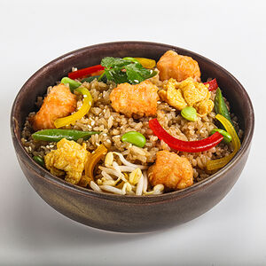 Wok рис с яйцом, лососем и бобами