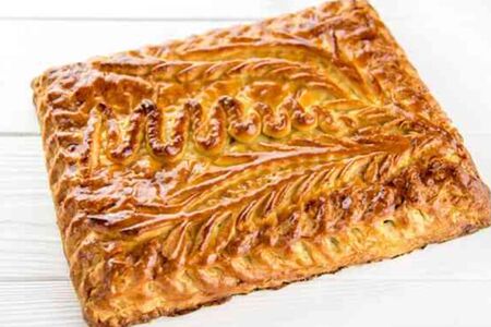 Целый пирог с зеленым луком и яйцом