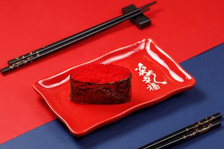 Гункан с икрой масаго