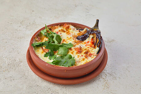 Баклажан с томатами, запеченный под сыром сулугуни