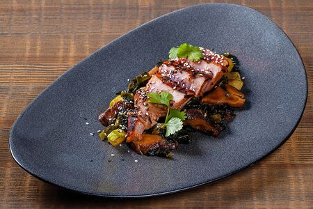 Стейк из тунца на гриле с вакаме и грибами шитаке