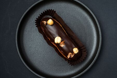 Эклер шоколадный