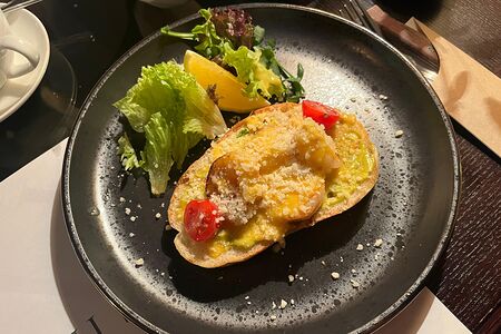 Брускетта с креветками и соусом голландез