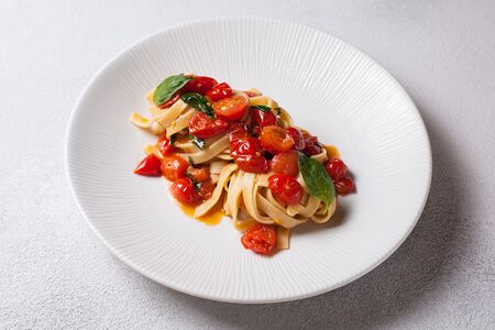 Тальятелле со свежими томатами и базиликом