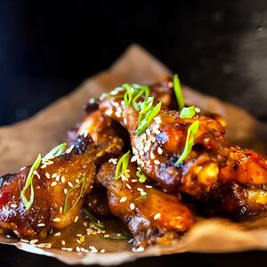 Острые куриные крылышки с соусом блю чиз