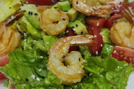Салат с креветками и авокадо