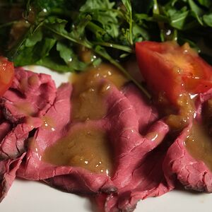 Ростбиф салат с томатами