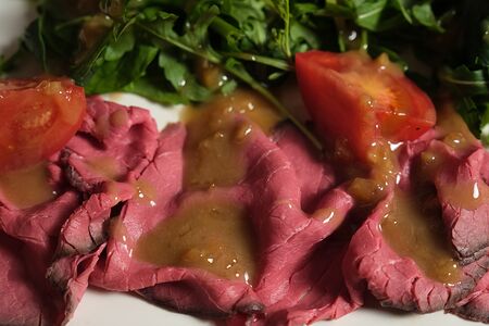 Ростбиф салат с томатами