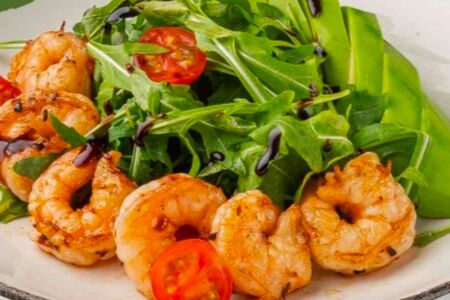 Салат с креветками, авокадо и рукколой