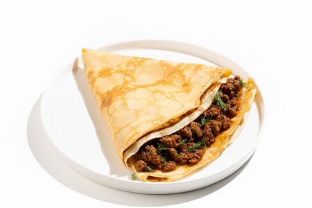 Блин с мясом в томатном соусе