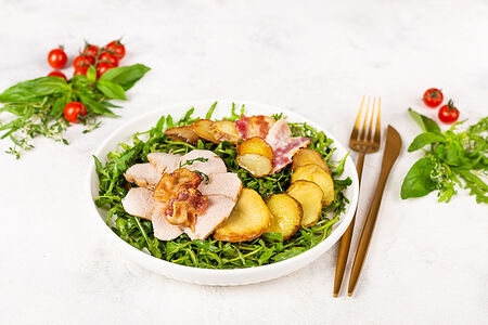 Рукола с курицей и молодым картофелем салат