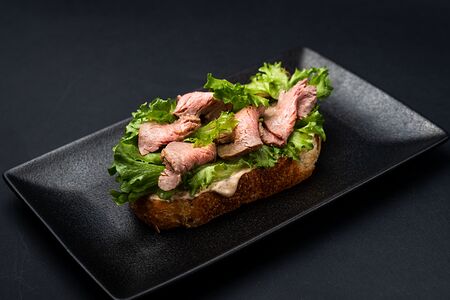 Брускетта с томленой говядиной