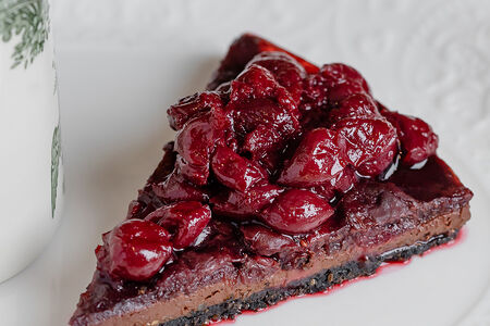 Шоколадный тарт с вишней