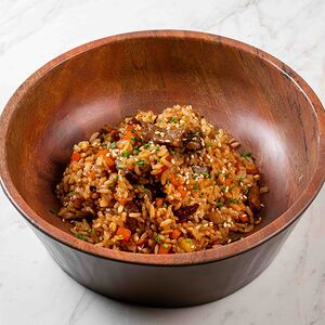 Жареный рис с говядиной и овощами