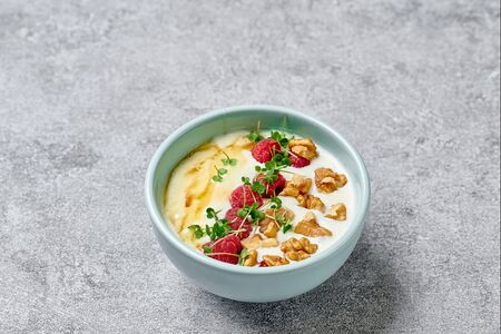 Мацони с грецким орехом и малиной 