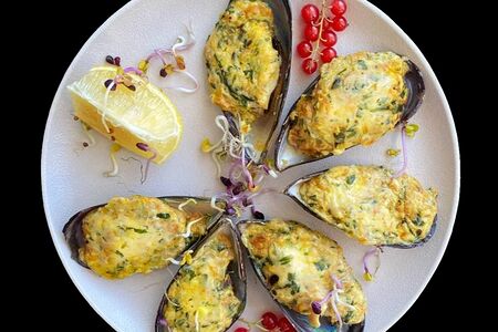 Мидии, запеченные со шпинатно-сырной начинкой