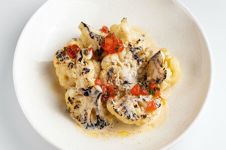 Жареная цветная капуста с соусом пеппе верде и томатной сальсой