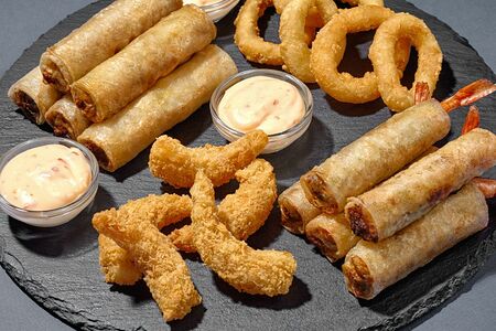 Сет: Нэм Том (5 шт.), Нэм Га (5 шт.), Креветки в кляре (5 шт.), Кольца кальмаров в кляре (5 шт.)