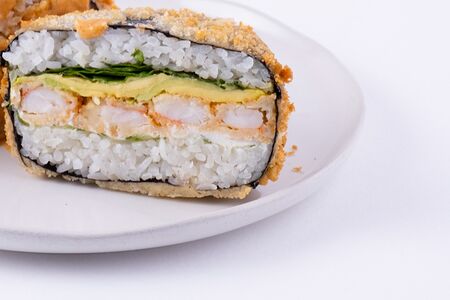 Бургер с креветкой в сухарях