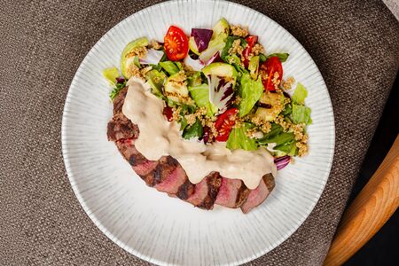 Стейк салат с киноа