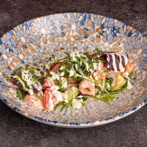 Тёплый салат с морепродуктами и дрессингом из пармезана