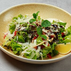 Легкий салат из лосося