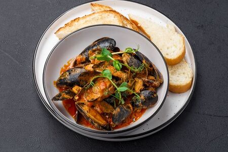 Мидии под соусом том ям