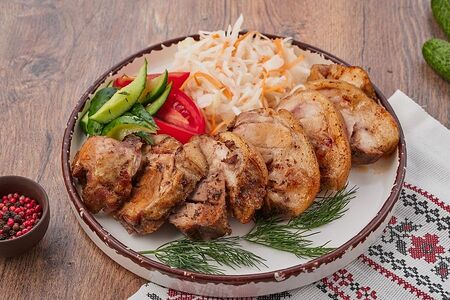 Свиная рулька с капустой и огурчиками