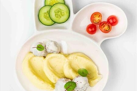 Пюре с фрикадельками в сливочном соусе