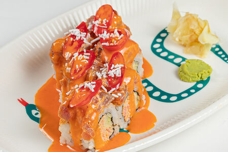 Ролл с острым тунцом, снежным крабом и соусом халапеньо