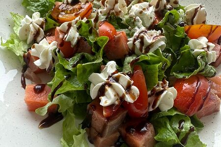 Салат с форелью и сливочным сыром