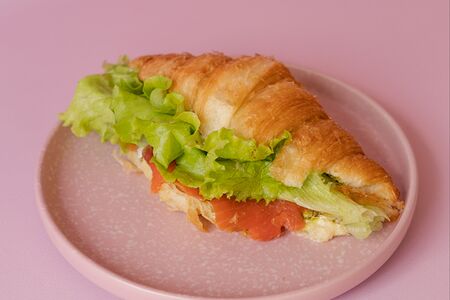 Круассан с красной рыбой 