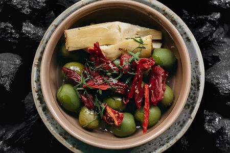 Артишоки, вяленые томаты, оливки