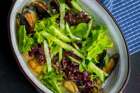 Салат с морепродуктами 