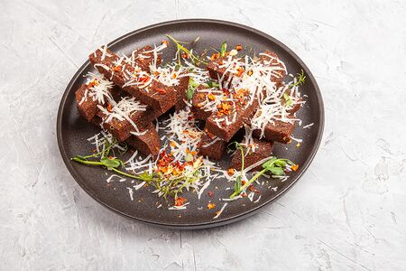 Чесночные гренки с томатными хлопьями под пармезаном