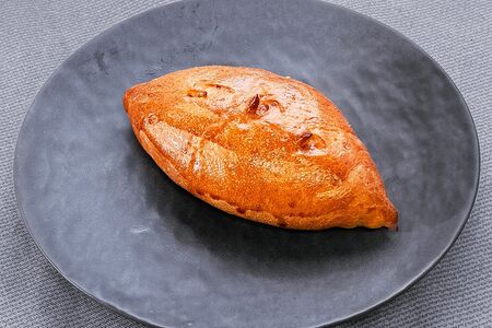 Пирожок с зеленым луком и яйцом