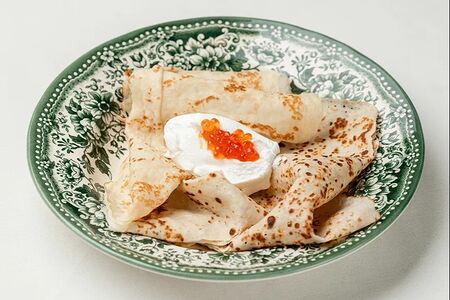 Блины со сметаной и красной икрой