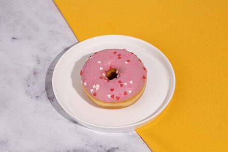 Донат с малиновой начинкой и посыпкой Сердечки