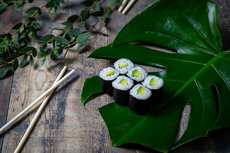 Ролл с авокадо