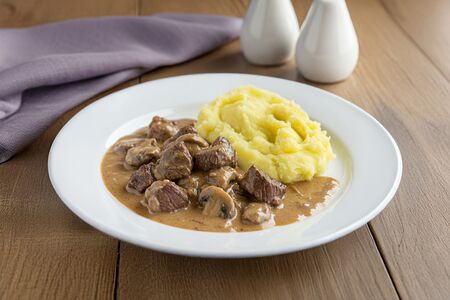 Бефстроганов с картофельным пюре