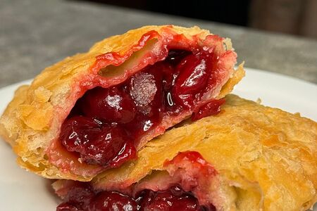 Пирожок с вишней