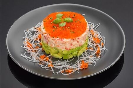 Тартар из камчатского краба в остро-пряном соусе