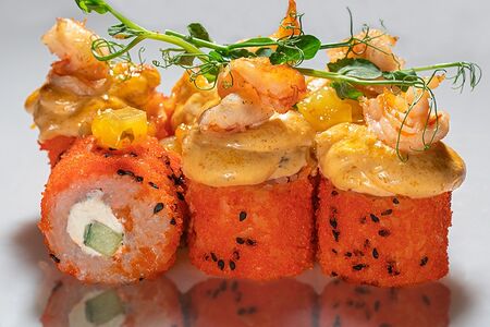 Запеченный ролл с тигровой креветкой, карри и ананасом