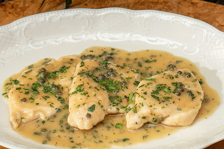 Филе куриной грудки с каперсами в лимонном соусе 