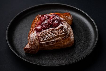 Даниш с малиной и кремом патисьер