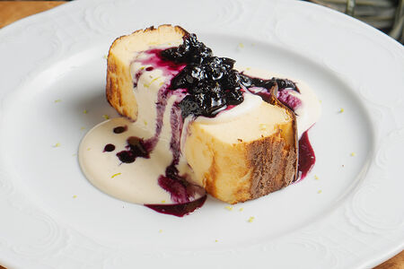 Запеканка из рикотты с черничным вареньем   