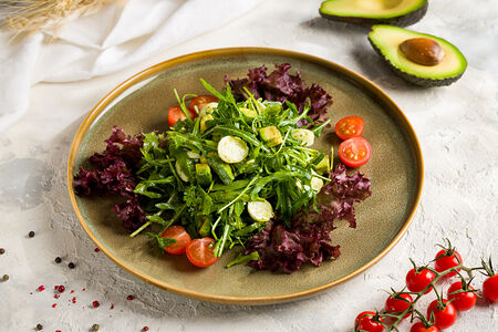 Салат из авокадо с рукколой