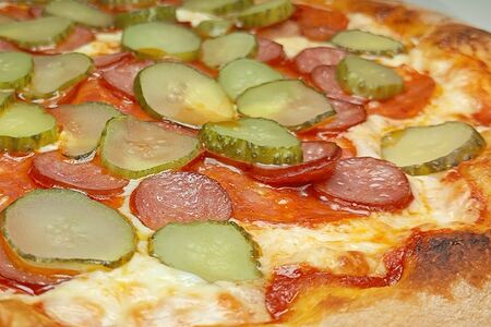 Баварские колбаски с пеперони и маринованным огурчиком