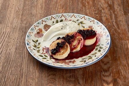 Сырники с черносмородиновым вареньем