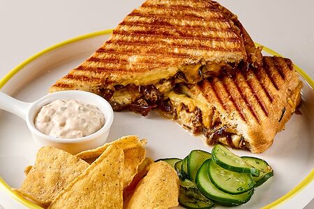 Гриль чиз со рваной говядиной, карамельным луком и сыром чеддер